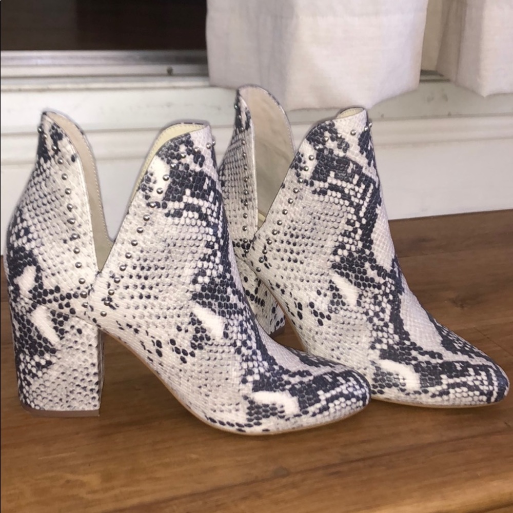 Snake skin ankle heeled booties!